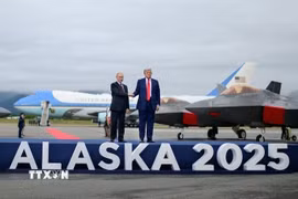 Tổng thống Nga Vladimir Putin (trái) và Tổng thống Mỹ Donald Trump tại cuộc gặp ở Alaska ngày 15/8/2025. (Nguồn: IRNA/TTXVN)
