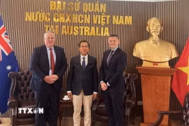 Đại sứ Việt Nam tại Australia Phạm Hùng Tâm (đứng giữa) tại cuộc gặp với Chủ tịch Tập đoàn SunRice John Bradford (trái) và Giám đốc truyền thông của tập đoàn là Anthony McFarlane. (Ảnh: TTXVN phát)