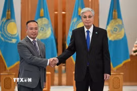 Đại sứ Nguyễn Thành Lê trình Quốc thư lên Tổng thống Kazakhstan. (Ảnh: TTXVN phát)