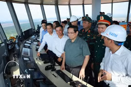 Thủ tướng Phạm Minh Chính kiểm tra, thị sát Dự án cảng hàng không quốc tế Long Thành từ Đài kiếm soát không lưu. (Ảnh: Dương Giang/TTXVN)
