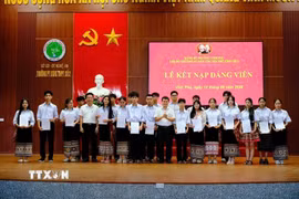 Năm học 2025-2026, Trường Phổ thông Dân tộc nội trú Trung học phổ thông số 2 Nghệ An kết nạp 90 đoàn viên ưu tú đứng vào hàng ngũ của Đảng. (Ảnh: TTXVN phát)