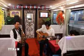 Ban nhạc biểu diễn tại toa vị trí trung tâm đoàn tàu, thuận tiện cho hành khách tiếp cận. (Ảnh: Tiến Lực/TTXVN)