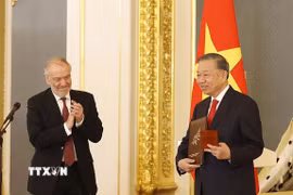 Nghệ sỹ Nhân dân Liên bang Nga Valery Gergiev, Chủ tịch Hội đồng Giám khảo Giải thưởng Hòa bình Lev Tolstoy trao Giải thưởng Hoà bình Lev Tolstoy năm 2026 cho Tổng Bí thư, Chủ tịch nước Tô Lâm. (Ảnh: Thống Nhất/TTXVN)