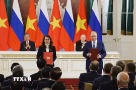 Tổng Bí thư, Chủ tịch nước Tô Lâm và Tổng thống Nga Vladimir Putin chứng kiến Lễ trao văn kiện hợp tác giữa hai nước. (Ảnh: Thống Nhất/TTXVN)