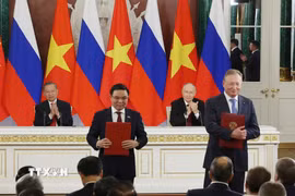 Tổng Bí thư, Chủ tịch nước Tô Lâm và Tổng thống Nga Vladimir Putin chứng kiến Lễ trao văn kiện hợp tác giữa hai nước. (Ảnh: Thống Nhất/TTXVN)