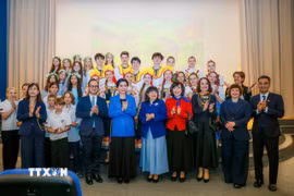 Bà Ngô Phương Ly - Phu nhân Tổng Bí thư, Chủ tịch nước Tô Lâm - thăm Trường phổ thông số 1253. (Ảnh: Tâm Hằng/TTXVN)