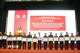 Các cá nhân có thành tích trong thực hiện nhiệm vụ tìm kiếm, quy tập và xác định danh tính hài cốt liệt sỹ được nhận Bằng khen của Chủ tịch Ủy ban Nhân dân thành phố Bắc Ninh. (Ảnh: Thanh Thương/TTXVN)