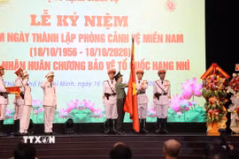 Thượng tướng Đặng Hồng Đức, Ủy viên Trung ương Đảng, Thứ trưởng Bộ Công an, thừa ủy quyền của Chủ tịch nước trao Huân chương Bảo vệ Tổ quốc hạng Nhì cho Phòng Cảnh vệ miền Nam. (Ảnh: Hồng Đạt/TTXVN)