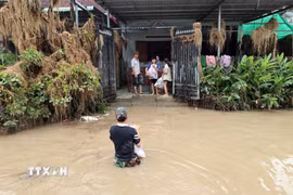 Nhiều khu dân cư ven sông Bánh Lái, tỉnh Đắk Lắk vẫn bị nước lũ bủa vây. (Ảnh: Đỗ Trưởng/TTXVN)