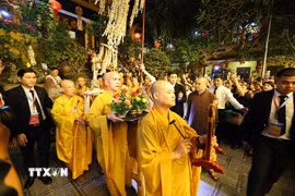 Lễ rước Xá Lợi Phật và xe hoa cầu nguyện Quốc thái dân an trên các tuyến phố. (Ảnh minh họa. Minh Đức/TTXVN)