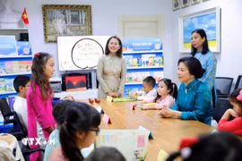 Phu nhân Ngô Phương Ly thăm lớp học Lạc Hồng vào sáng 30/5. (Ảnh: TTXVN phát)