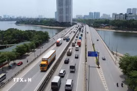 Các phương tiện di chuyển trên đường Vành đai 3 trên cao. (Ảnh: Quốc Khánh/TTXVN)