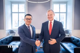 Đại sứ Vũ Lê Thái Hoàng đã có buổi làm việc với Thủ hiến bang Thượng Áo, ông Thomas Stelzer. (Ảnh: TTXVN phát)