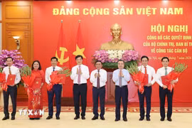 Đồng chí Trần Cẩm Tú, Uỷ viên Bộ Chính trị, Thường trực Ban Bí thư trao các Quyết định của Bộ Chính trị, Ban Bí thư về công tác cán bộ. Ảnh: Phương Hoa - TTXVN