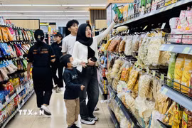 Dãy hàng bánh kẹo tại siêu thị, tất cả sản phẩm đều có biểu tượng Halal. (Ảnh: Đỗ Quyên/TTXVN)