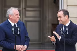 Tân Thủ tướng Sébastien Lecornu (phải) và người tiền nhiệm François Bayrou. (Nguồn: AP)