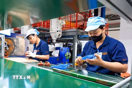 Công nhân hoàn thiện sản phẩm, duy trì đà tăng trưởng công nghiệp. (Ảnh: Đồng Thúy/TTXVN)