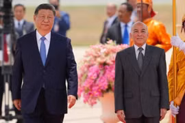 Quốc vương Campuchia Norodom Sihamoni (phải) và Chủ tịch Trung Quốc Tập Cận Bình. (Nguồn: AKP/AP)