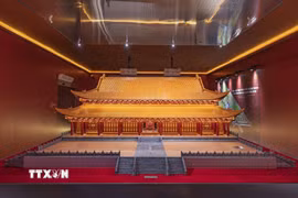 Mô hình nghiên cứu phục dựng hình ảnh Điện Kính Thiên thời Lê sơ được giới thiệu tại Hoàng thành Thăng Long. Quá trình tái hiện kiến trúc được xây dựng trên bốn nhóm tư liệu gồm khảo cổ học, mô hình kiến trúc, tư liệu minh văn và nghiên cứu so sánh với kiến trúc cung điện cổ tại Đông Á. (Ảnh: Phạm Tuấn Anh/TTXVN)