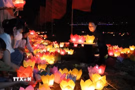 Nghi lễ này nhằm tưởng nhớ, tri ân các anh hùng, liệt sỹ đã hy sinh vì Tổ quốc ở các thời đại. Đặc biệt cầu siêu cho vong hồn tướng sỹ nhà Trần trong cuộc kháng chiến chống giặc Nguyên Mông và vong hồn những người bại trận trên sông Lục Đầu. (Ảnh: Mạnh Minh/TTXVN)