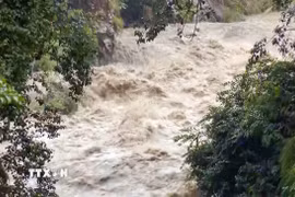 Sông Bagmati dâng cao, tràn bờ sau nhiều ngày mưa lớn liên tục, gần một ngôi đền ven sông và các công trình lân cận tại Kathmandu, Nepal ngày 25/9/2026. (Ảnh minh họa: ANI/TTXVN phát)