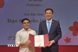 Đại sứ Việt Nam tại Nhật Bản Phạm Quang Hiệu trao Thư khen cho thí sinh Nguyễn Văn Đạt, giành giải Đặc biệt. (Ảnh: Nguyễn Tuyến/TTXVN)