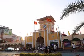 Chợ Bến Thành được coi là biểu tượng du lịch của Thành phố Hồ Chí Minh, rực rỡ trong nắng Tháng Tư lịch sử. (Ảnh: Hồng Đạt/TTXVN)