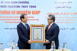Đại sứ Đặc mệnh toàn quyền Nhà nước Palestine tại Việt Nam Saadi Salama trao tặng Huân chương Đại Huân đai, phần thưởng cao quý của Nhà nước Palestine cho đại diện gia đình cố Đại tướng Võ Nguyên Giáp. (Ảnh: An Đăng/TTXVN)