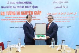 Đại sứ Đặc mệnh toàn quyền Nhà nước Palestine tại Việt Nam Saadi Salama trao tặng Huân chương Đại Huân đai, phần thưởng cao quý của Nhà nước Palestine cho đại diện gia đình cố Đại tướng Võ Nguyên Giáp. (Ảnh: An Đăng/TTXVN)