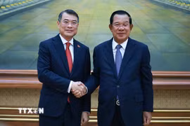 Thủ tướng Lê Minh Hưng đến chào Chủ tịch Đảng Nhân dân Campuchia, Chủ tịch Thượng viện Hun Sen. (Ảnh: Dương Giang/TTXVN)