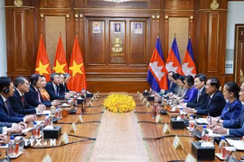 Thủ tướng Lê Minh Hưng đến chào Chủ tịch Đảng Nhân dân Campuchia, Chủ tịch Thượng viện Hun Sen. (Ảnh: Dương Giang/TTXVN)
