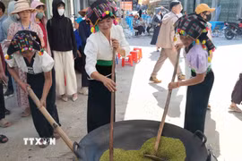 Các đội thi bắt đầu rang lúa. (Ảnh: Nguyễn Oanh/TTXVN)