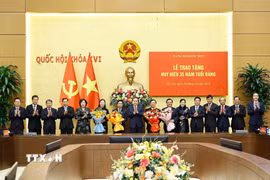 Chủ tịch Quốc hội Trần Thanh Mẫn và lãnh đạo Quốc hội chúc mừng các đồng chí lãnh đạo, nguyên lãnh đạo Quốc hội nhận Huy hiệu 35 năm tuổi Đảng. (Ảnh: Doãn Tấn/TTXVN)