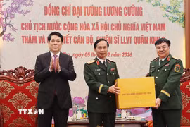 Chủ tịch nước Lương Cường tặng quà, chúc Tết cán bộ, chiến sỹ lực lượng vũ trang Quân khu 2. (Ảnh: Lâm Khánh/TTXVN)