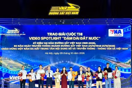 Phó Tổng Giám đốc TTXVN Nguyễn Thị Sự và Phó Tổng Giám đốc Tập đoàn Đường sắt Quốc gia Việt Nam Nguyễn Quốc Vượng trao giải cho các tác giả đoạt giải Video Spotlight Dặm dài đất nước. (Nguồn: Vietnam+)