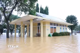 Mực nước trên sông Hương, thành phố Huế đang tăng dần, khiến công viên ở bờ Nam sông Hương bị ngập sâu hơn chiều 2/11. (Ảnh: Nguyên Lý/TTXVN)