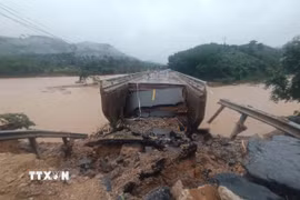 Cầu Ca Da trên quốc lộ 24C đã bị hư hỏng nặng, khiến giao thông bị gián đoạn. (Ảnh: Đoàn Hữu Trung/TTXVN)
