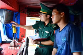 Lực lượng chức năng kiểm tra trên tàu cá. (Ảnh minh họa: TTXVN phát)