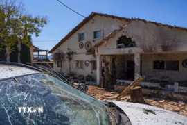 Ngôi nhà bị hư hại sau vụ tấn công tên lửa tại Moshav Kfar Yuval, miền Bắc Israel. (Nguồn: THX/TTXVN)