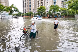 Một tuyến đường bị ngập lụt sau khi một cơn bão đổ bộ vào tỉnh Chiết Giang, Trung Quốc. (Ảnh: THX/TTXVN phát)
