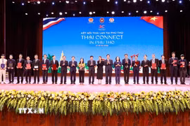 Lãnh đạo tỉnh Phú Thọ cùng đại diện các tập đoàn, doanh nghiệp Việt Nam và Thái Lan tại Lễ trao Bản ghi nhớ hợp tác chiến lược trong nghiên cứu đầu tư phát triển các khu công nghiệp thông minh. (Ảnh: Hoàng Hùng/TTXVN)