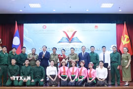 Đại sứ Việt Nam tại Lào Nguyễn Minh Tâm và Thứ trưởng Bộ Giáo dục và thể thao Lào Kingmono Phommahaxay trao giải cho đội đạt giải Nhất cuộc thi. (Ảnh: Xuân Tú/TTXVN)