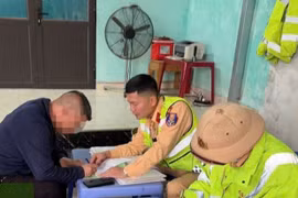 Cảnh sát lập biên bản xử phạt người vi phạm. (Nguồn: Báo Công an nhân dân)