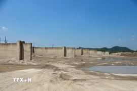 Mỏ cát bị tạm dừng hoạt động do chưa đáp ứng yêu cầu giám sát. (Ảnh: Trịnh Duy Hưng/TTXVN)