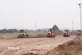 Đường giao thông D1, hoàn trả và kết nối hạ tầng đến Dự án đầu tư xây dựng đường kết nối sân bay Gia Bình với Hà Nội đang tích cực được triển khai. (Ảnh: Thanh Thương/TTXVN)
