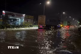 Nước dâng nhanh, chảy xiết qua đường ĐT747B, gần cầu Khánh Vân, phường Tân Hiệp, Thành phố Hồ Chí Minh, rạng sáng 6/10. (Ảnh minh họa: TTXVN phát)