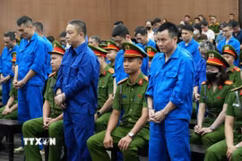 Các bị cáo nghe Tòa tuyên án. (Ảnh: Kim Anh/TTXVN)