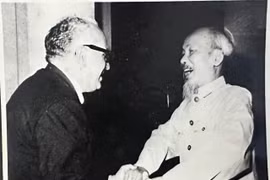 Ủy viên Bộ Chính trị Đảng Cộng sản Venezuela (PCV) Eduardo Gallegos trong một lần gặp Chủ tịch Hồ Chí Minh tại Thủ đô Hà Nội, tháng 9/1964. (Ảnh: Gia đình nhân vật cung cấp/TTXVN phát)