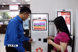 Hướng dẫn người dân làm thủ tục tại Trung tâm phục vụ hành chính công phường Phú Nhuận. (Ảnh: Tiến Lực/TTXVN)