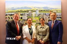 Đại sứ Phan Minh Giang (đầu tiên, phải sang) và phu nhân cùng Thị trưởng thành phố Palmerston North và Trưởng bộ phận quan hệ đối ngoại của thành phố. (Nguồn: TTXVN phát)